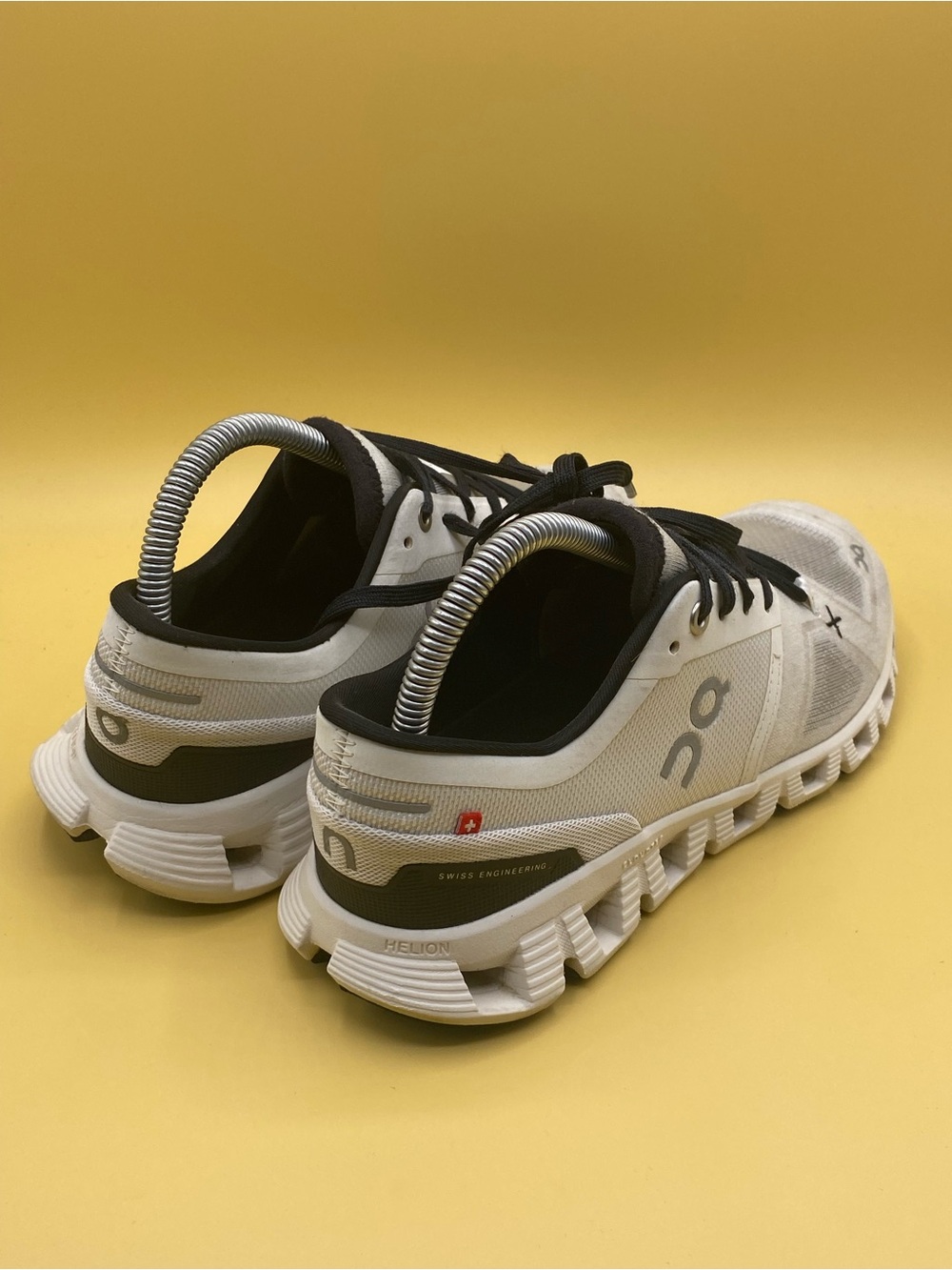 On Cloud X 3 running shoes in a white and black - Picture 2 of 5